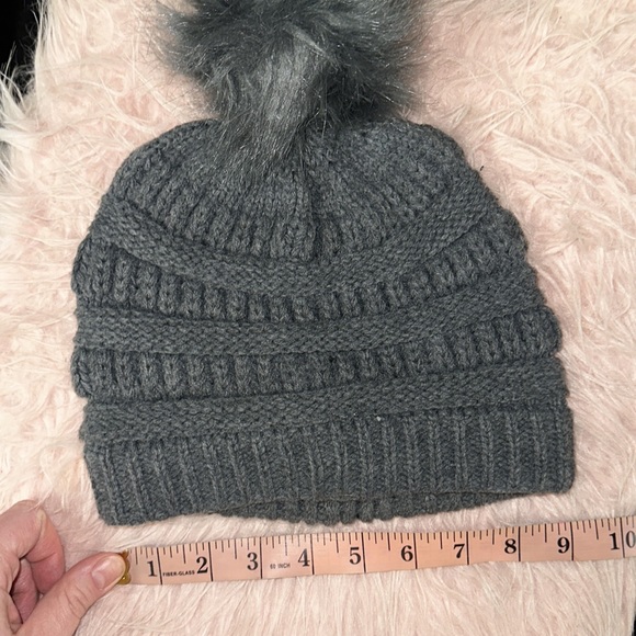 Womens grey hat - Picture 2 of 3